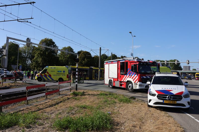 Drie gewonden na ernstige botsing tussen lijnbus en tram in Utrecht